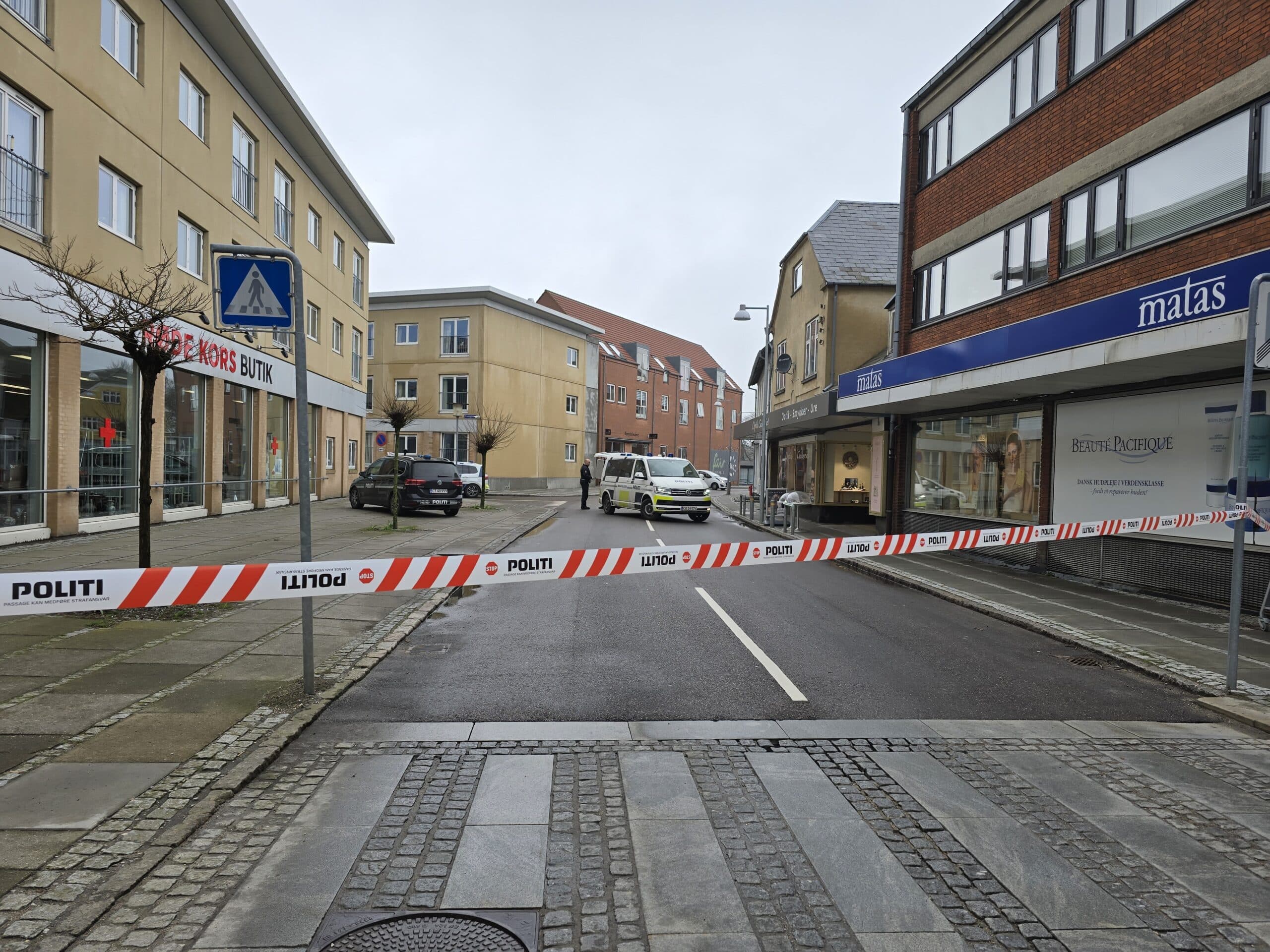 Stor politiaktion på torv: Område spærret af