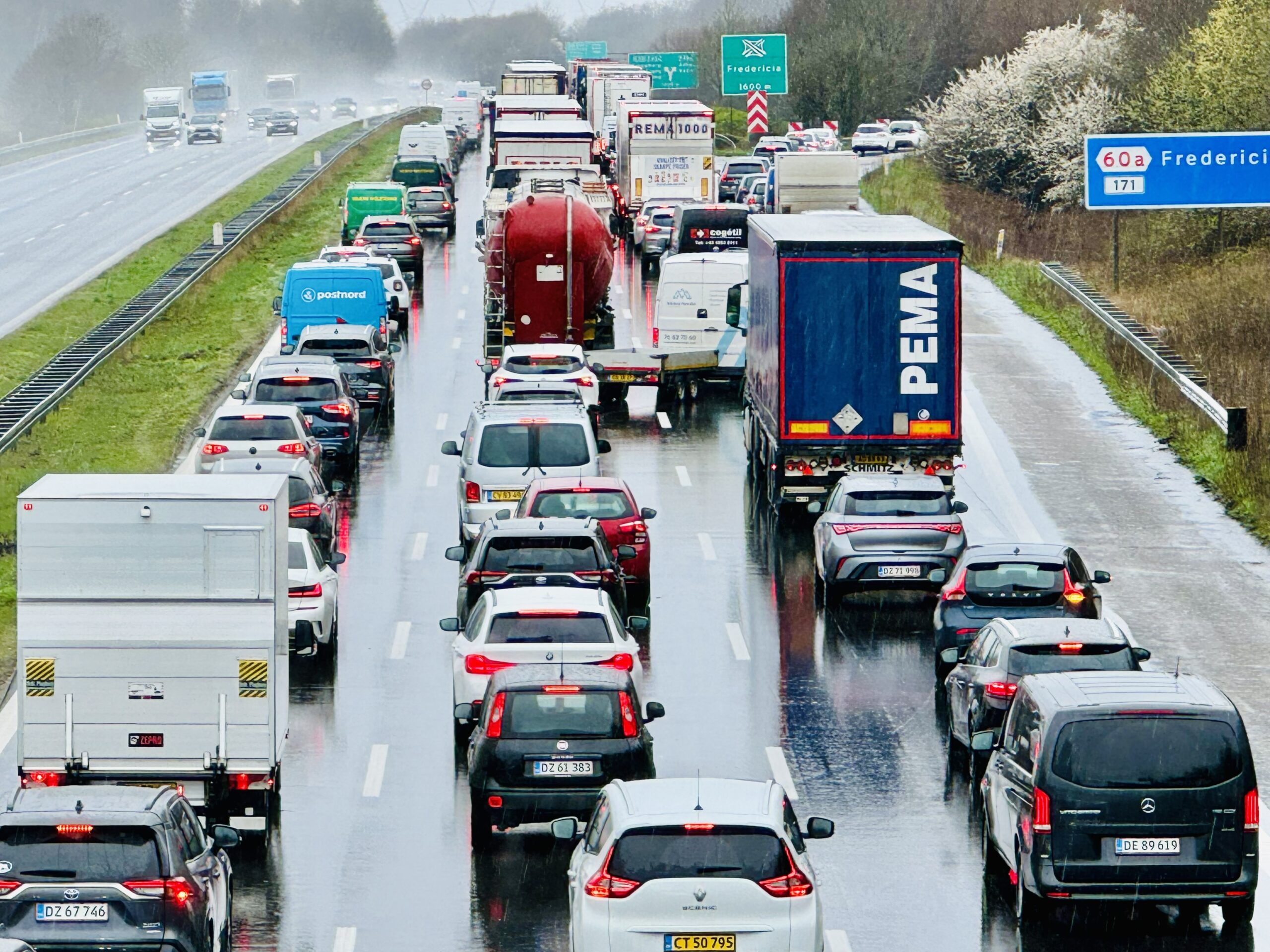 Massiv kø: Flere veje spærret på grund af vand